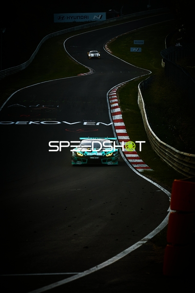 Rennfahrzeuge auf der Strecke