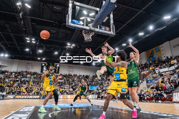 Spielaktion mit Marten Linßen (12; Gladiators Trier) und Teamkollegen