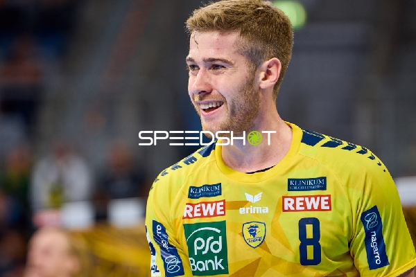 Spieler während des Spiels lächelnd auf dem Spielfeld