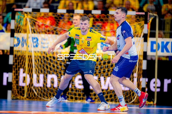 Defensive Aktion Steven Plucnar Jacobsen (9;Rhein Neckar Löwen)