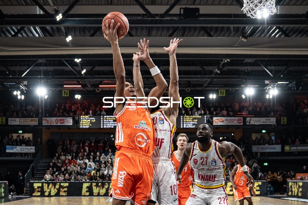 Eddy Edigin Jr (27; Würzburg Baskets) mit Wurf über Lars Thiemann (21; Rasta Vechta)