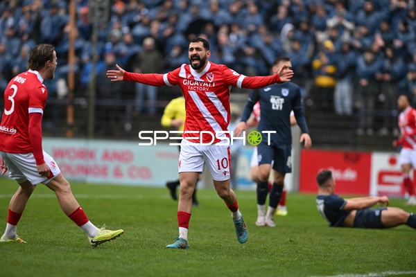 Spieler mit erhobenen Armen