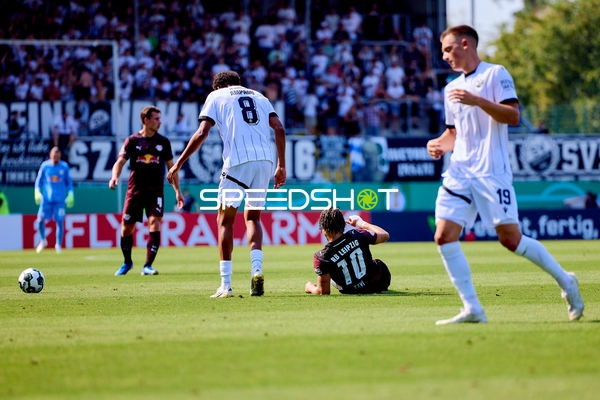 Schmerzen nach Zweikampf auf dem Feld