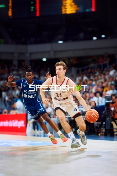 Verteidigung DJ Horne (0; MLP Academics Heidelberg) gegen Justus Hollatz (21; FC Bayern Basketball)