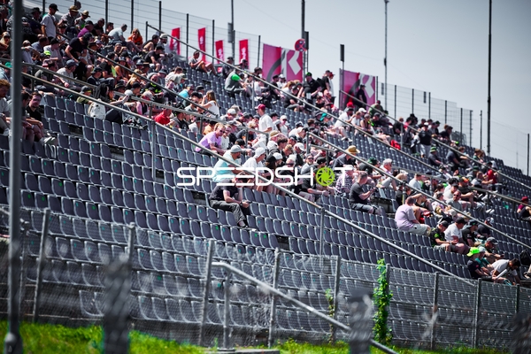 Zuschauer auf der Tribüne