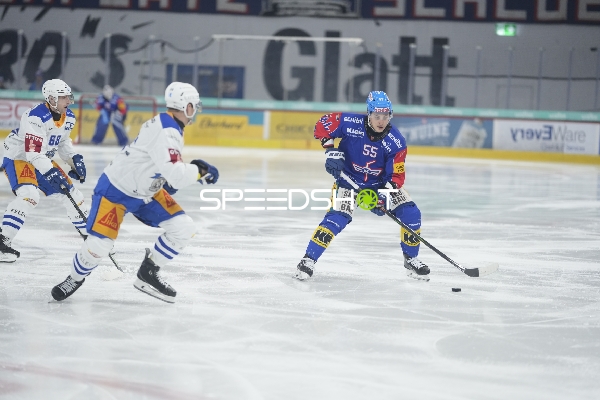 Max Lindroth (55; EHC Kloten) mit Puck