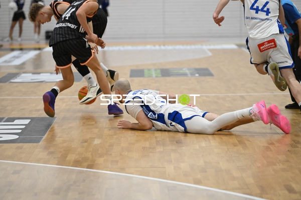 Zoran Milicic (44; OrangeAcademy Ulm) mit Ball, Luca Förster (5; CATL Basketball Löwen Erfurt) und Samuel Elias Nellessen (44; CATL Basketball Löwen Erfurt) verteidigen