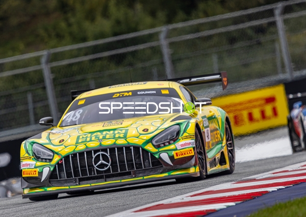 Rennfahrzeug auf der Rennstrecke