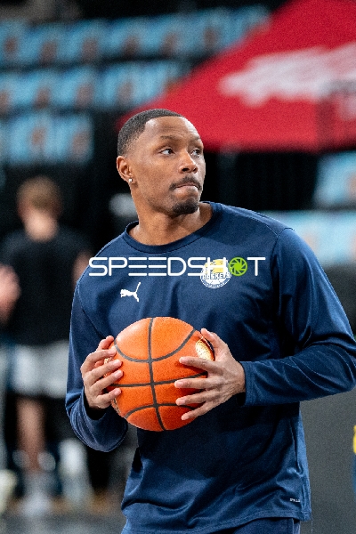 Kyle Lofton (0; EWE Baskets Oldenburg) mit Ball