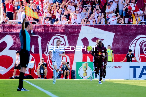 Spielszene mit Joyeux Masanka Bungi (49; RB Leipzig) und Ken Gipson (24; SV Sandhausen)