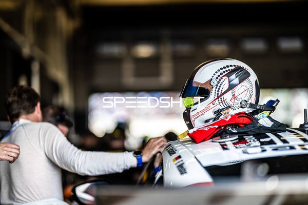 Rennfahrerhelm in der Boxengasse