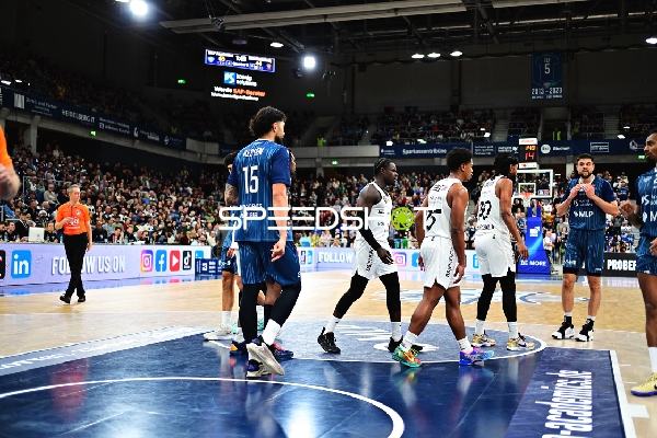 Szene mit Michael Weathers (20; MLP Academics Heidelberg), Mateo Seric (21; MLP Academics Heidelberg) und Barra Njie (13; Basketball Löwen Braunschweig)