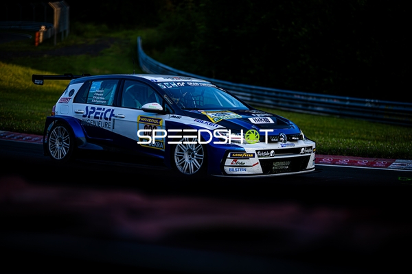 Rennfahrzeug auf der Rennstrecke