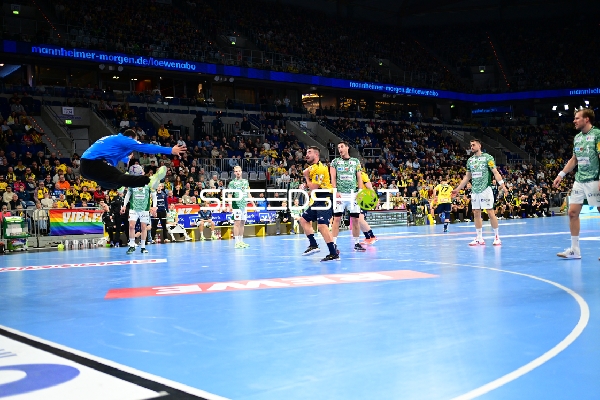 Mijajlo Marsenić (93; Füchse Berlin) pariert den Wurf