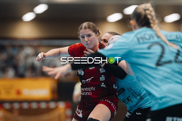 Nina Engel (6; HSG Bensheim/Auerbach) und Natsuki Aizawa (23; Thüringer HC) im Zweikampf