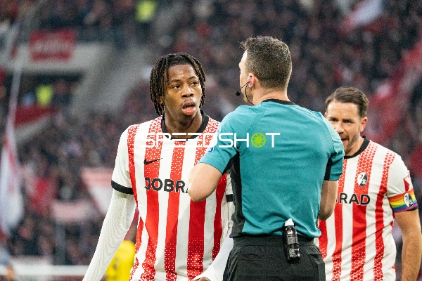 Diskussion mit Schiedsrichter