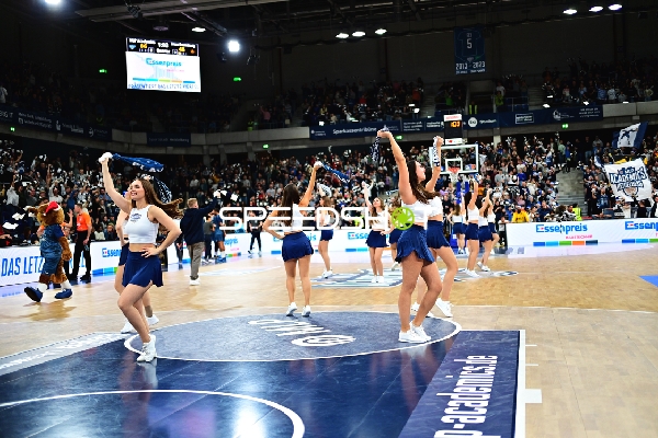 Cheerleader-Performance während der Spielpause