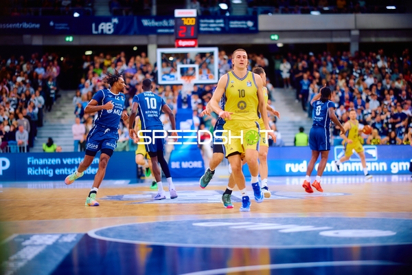 Spieler laufen auf dem Spielfeld