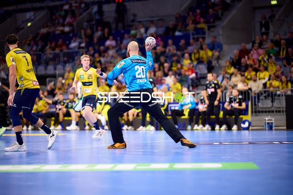 Torwart von Team 45 bereitet Wurf vor