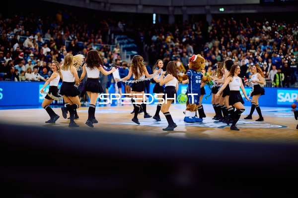 Cheerleader-Tanz und Maskottchen auf dem Spielfeld