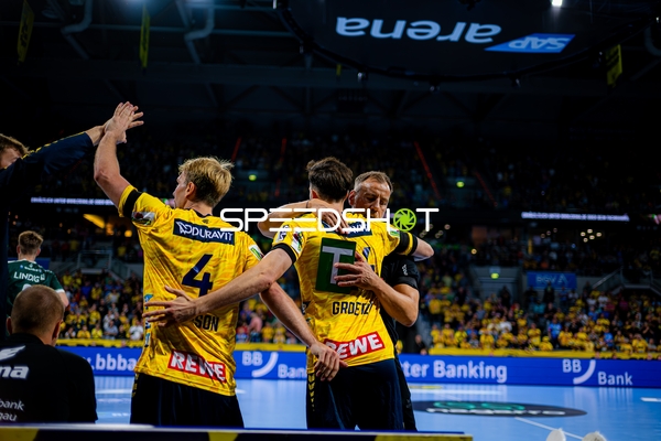 Trainer Maik Machulla (Trainer; Rhein Neckar Löwen) umarmt Spieler