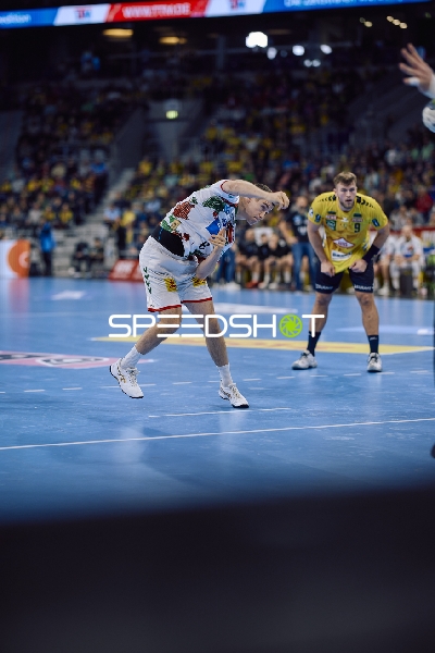 Ein Spieler des SC Magdeburg wirft den Ball während eines Spiels gegen die Rhein Neckar Löwen.