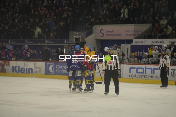 Nicholas Steiner (95; EHC Kloten) jubelt nach Tor