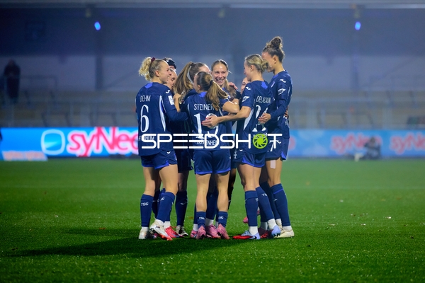 Spieler feiern gemeinsam