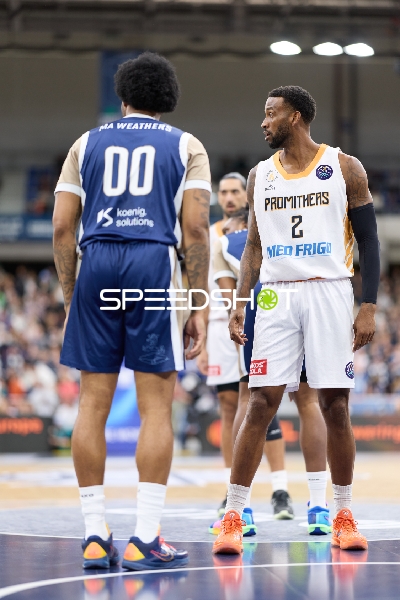 Dexter Akanno (2; Gladiators Trier) und Marcus Weathers (00; MLP Academics Heidelberg) auf dem Spielfeld