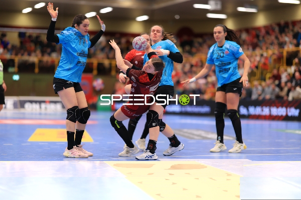 Szene mit Luca Farago (19; Thüringer HC) und Gegnerinnen