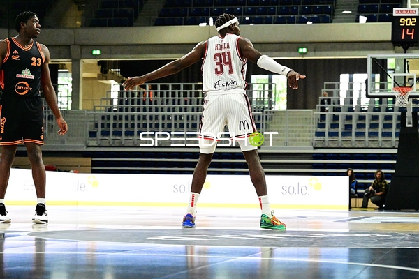 Malcolm Dandridge (23; Rasta Vechta) und Kevin Kokila (34; JL Bourg Basket) auf dem Court