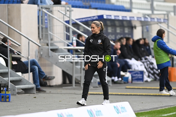 Trainerin am Spielfeldrand