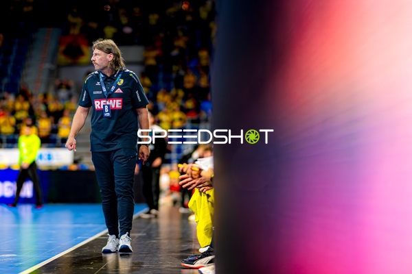 Trainer Sebastian Hinze an Seitenlinie