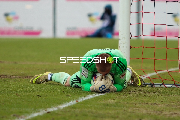 Torwart sichert Ball