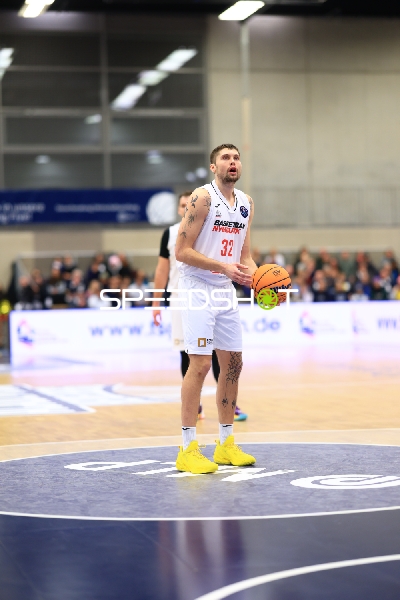 J.T. Shumate (32; Basketball Nymburg) mit Ball am Spielfeld
