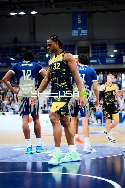 Spielszene mit Keeshawn Kellman (32; MHP Riesen Ludwigsburg) und Osun Osunniyi (12; MLP Academics Heidelberg)