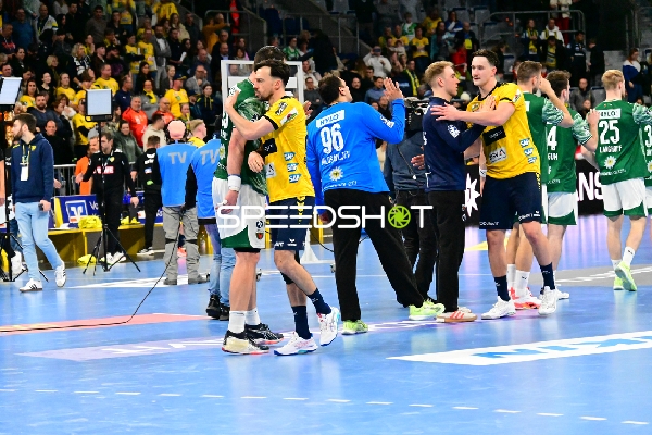 Robert Timmermeister (7; Rhein Neckar Löwen) und Lasse Ludwig (1; Füchse Berlin) im Gespräch