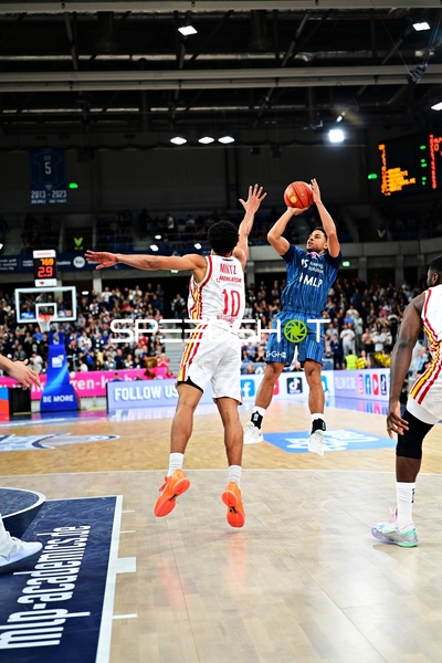 Kevin McClain (3; MLP Academics Heidelberg) wirft