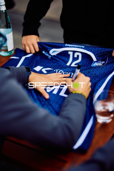 Spieler unterschreibt Trikot Osun Osunniyi (12; MLP)