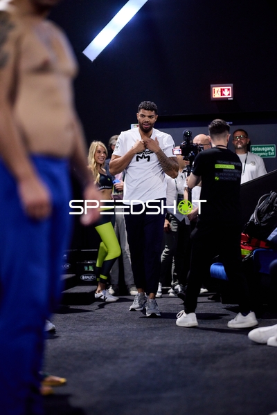 Ringside-Zone Face-Off