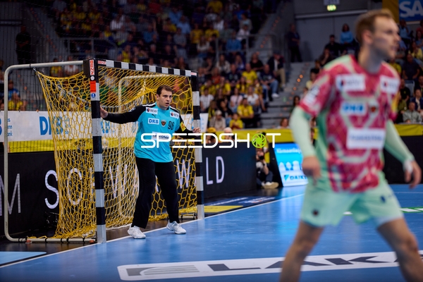 Torwart Dejan Milosavljev (96; Füchse Berlin) in Position