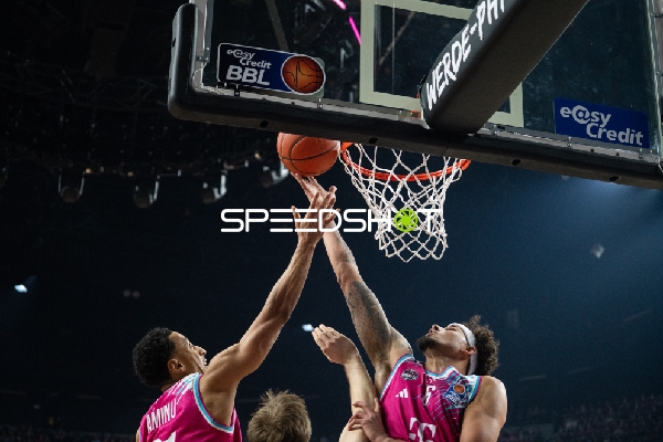 Joel Aminu (21; Telekom Baskets Bonn) und Kenan Reinhart (8; Telekom Baskets Bonn) in Aktion