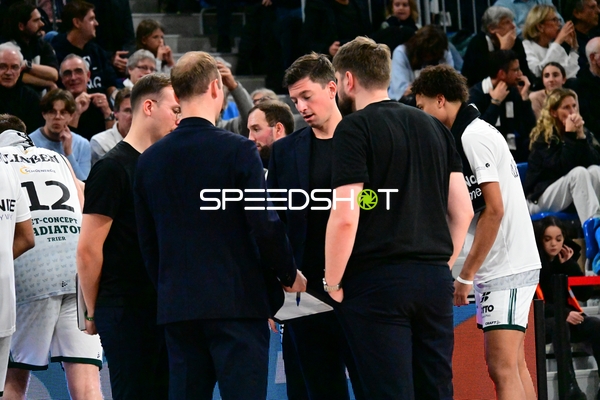 Auswechslung mit Andreas Finsinger (997; Gladiators Trier) und John Stuart Mann (24; Gladiators Trier)