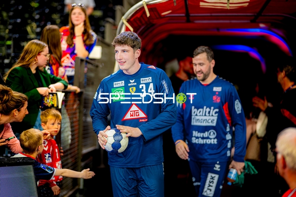 Spieler mit Ball Valentin Willner (34;Rhein Neckar Löwen)