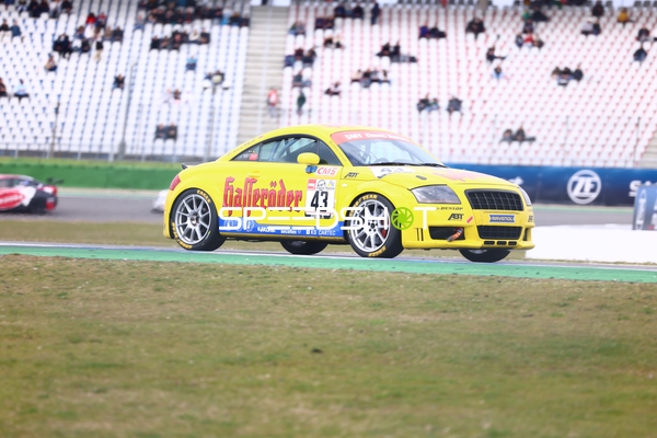 Gelbes Rennauto auf der Strecke