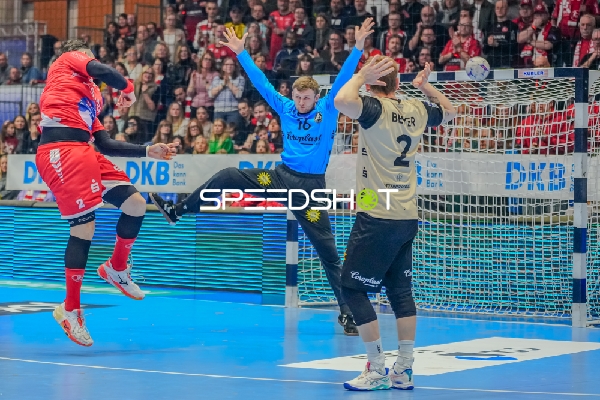 Nebojša Simić (16; MT Melsungen) pariert Wurf