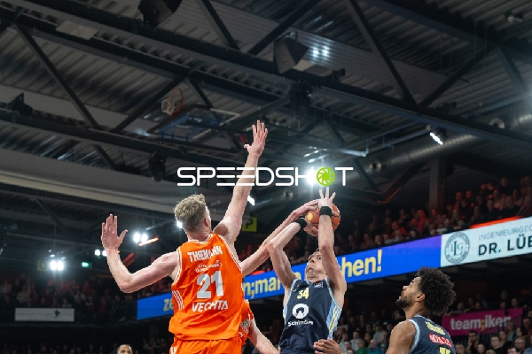 Justin Bean (34; Alba Berlin) mit Wurf gegen Lars Thiemann (21, Rasta Vechta) und Philipp Herkenhoff (14, Rasta Vechta)