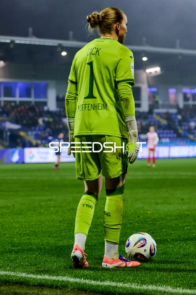 Torwart Laura Dick (1; TSG Hoffenheim Frauen) am Ball