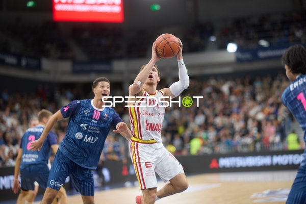 Samuell Williamson (10; MLP Academics Heidelberg) wirft