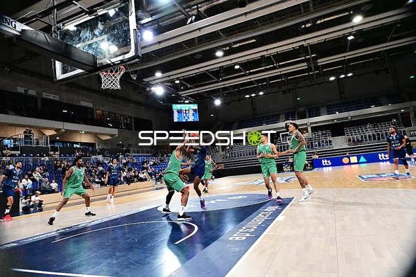 Spieler kämpfen um Ball